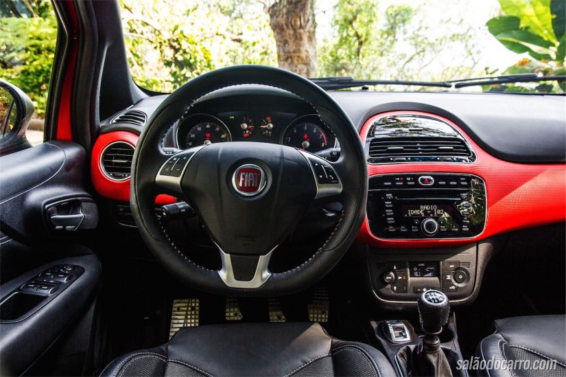 Interior lembra modelos esportivos mais caros