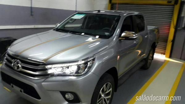 Nova Toyota Hilux é flagrada sem disfarces