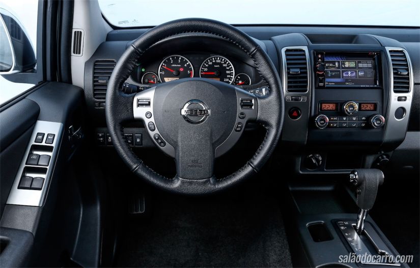 Interior da Nissan Frontier
