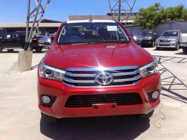 Hilux e Golf R400 são flagrados antes de estreia oficial