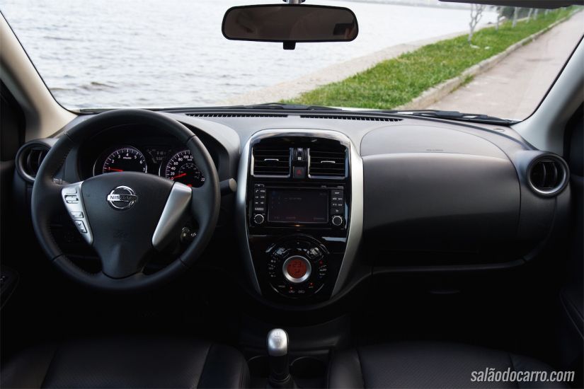 Interior do Nissan Versa Unique