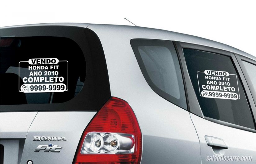 Placa de vende-se no carro