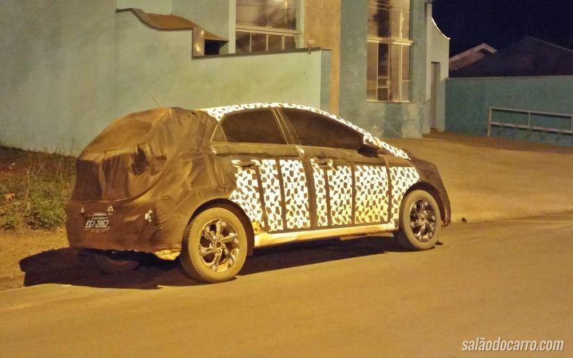 Novo Hyundai HB20 é flagrado com disfarces