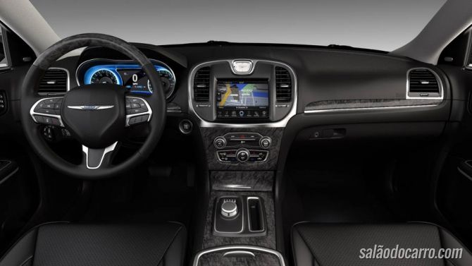 Chrysler 300C 2015 chega por R$ 204.900