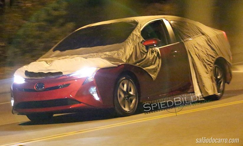 Novo Toyota Prius é flagrado sem disfarces