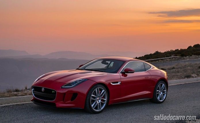 Jaguar F-Type chega ao Brasil com tração 4x4 e 550 cv