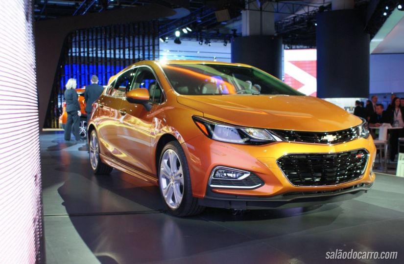 Novo Cruze Hatch deve chegar ao Brasil em 2017