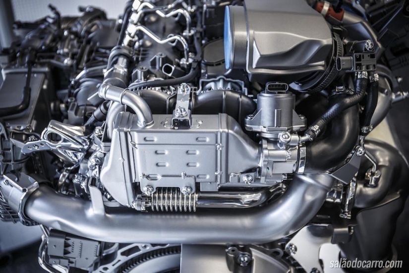 Mercedes divulga detalhes do motor OM 654