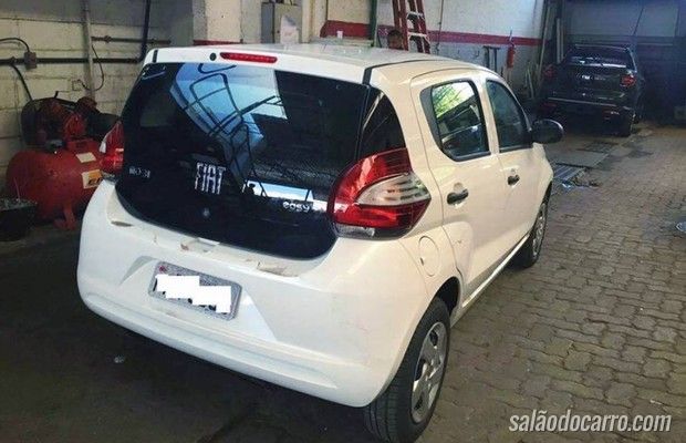 Fiat Mobi é flagrado sem disfarces