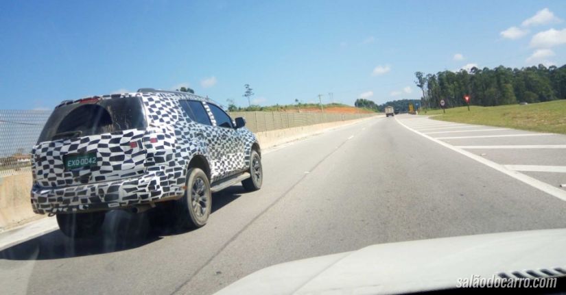 Flagras do interior do novo Cruze e da nova S10