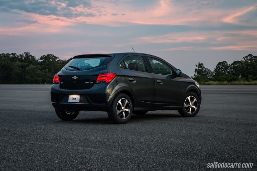 Chevrolet lança Onix e Prisma 2017