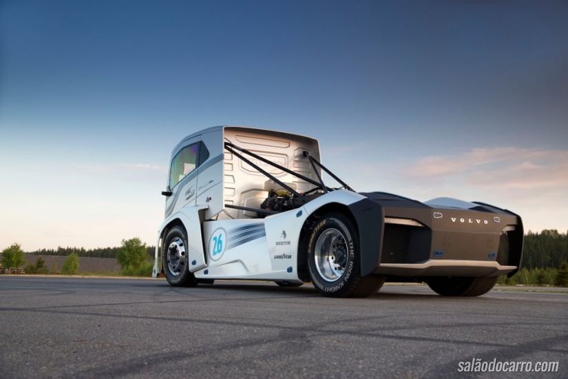 Volvo atinge velocidade recorde com caminhão de 2.400 cv