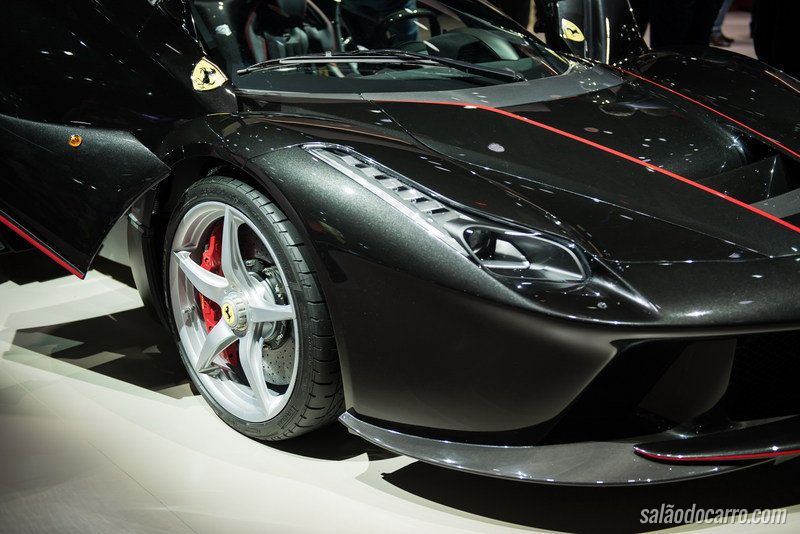 LaFerrari conversível chega à Paris
