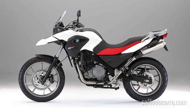 Motos da BMW sofrem recall por apagão no motor