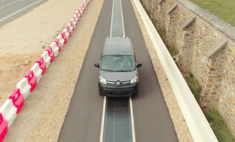 Empresa apresenta tecnologia de recarga de carros elétrico em movimento