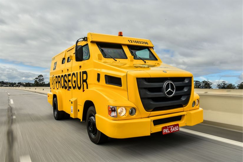 Mercedes-Benz blindados: Axor 2644 8x4 e 915 E