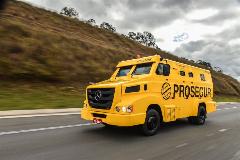 Mercedes-Benz blindados: Axor 2644 8x4 e 915 E