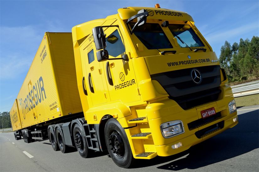Mercedes-Benz blindados: Axor 2644 8x4 e 915 E
