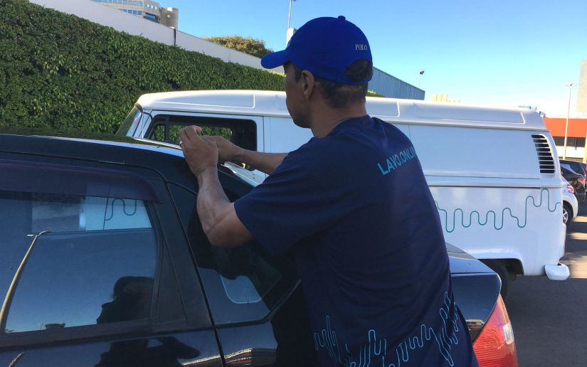 Empresa cria app para lavagem de carro sem uso de água