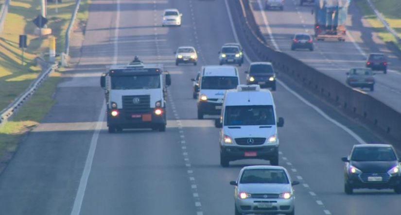 Pesquisa afirma que maioria dos motoristas não dá seta ao mudar de faixa