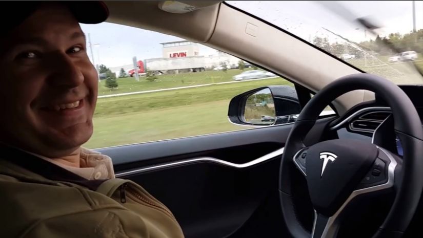 Agência federal “condena” piloto automático da Telsa por morte