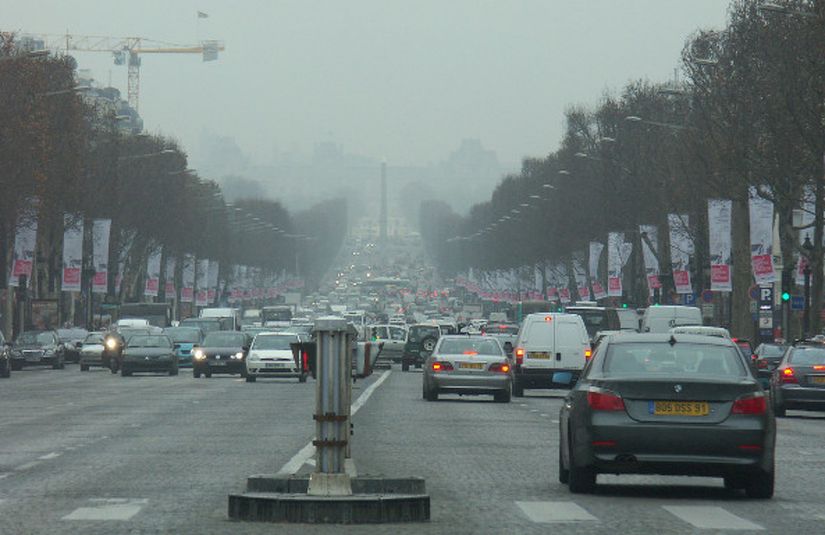 Paris define prazo para acabar com carros movidos a gasolina e diesel