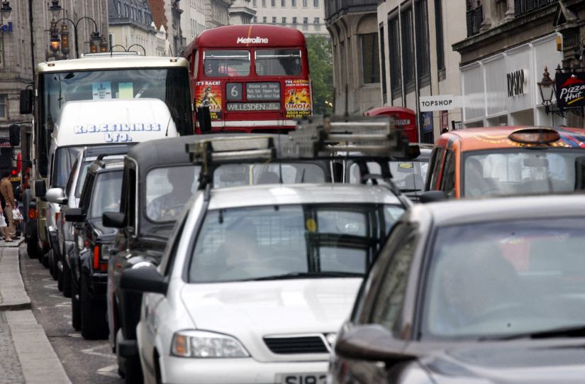Londres impõe taxas para carros mais poluentes que entram no centro da cidade