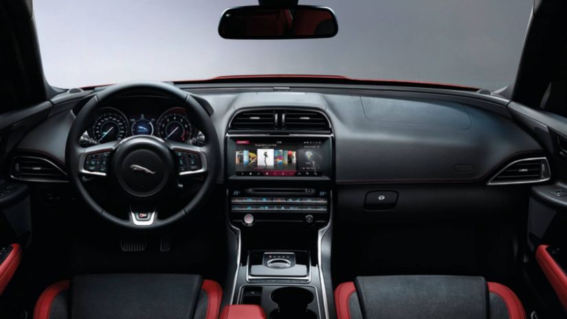 Jaguar anuncia lançamento de novos motores Ingenium no Brasil com XE 2018