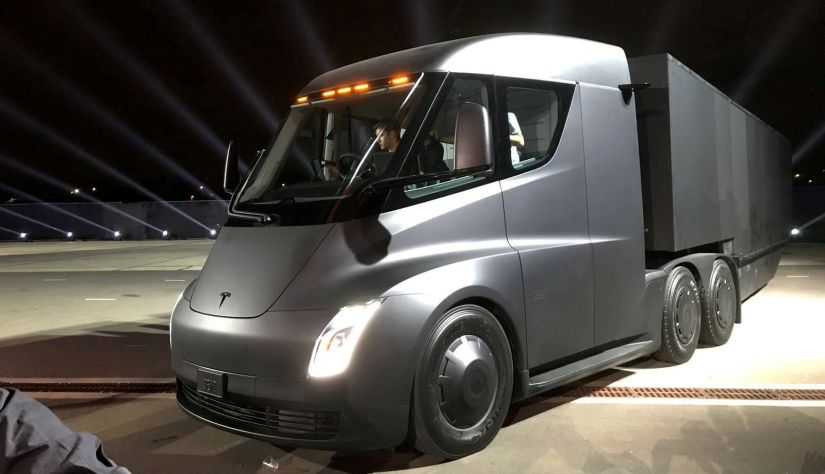 Tesla divulga carro com aceleração mais rápida e caminhão elétrico