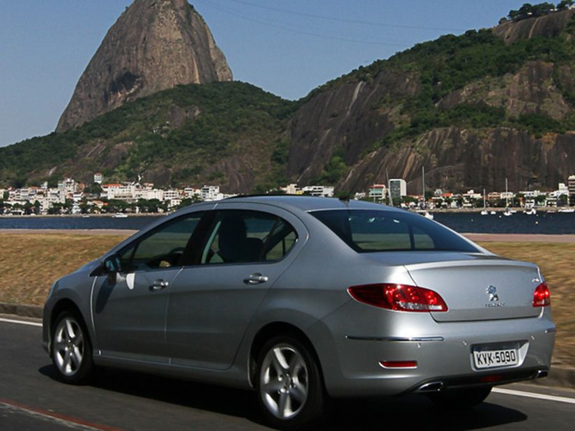 Peugeot chama 308 e 408 para recall por problema na manta de isolamento acústico