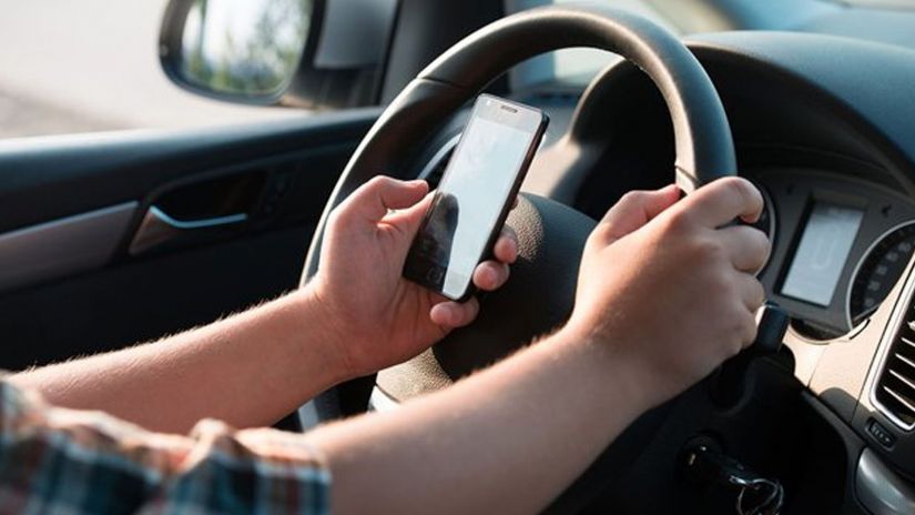 França aprova nova lei para evitar o uso do celular ao volante