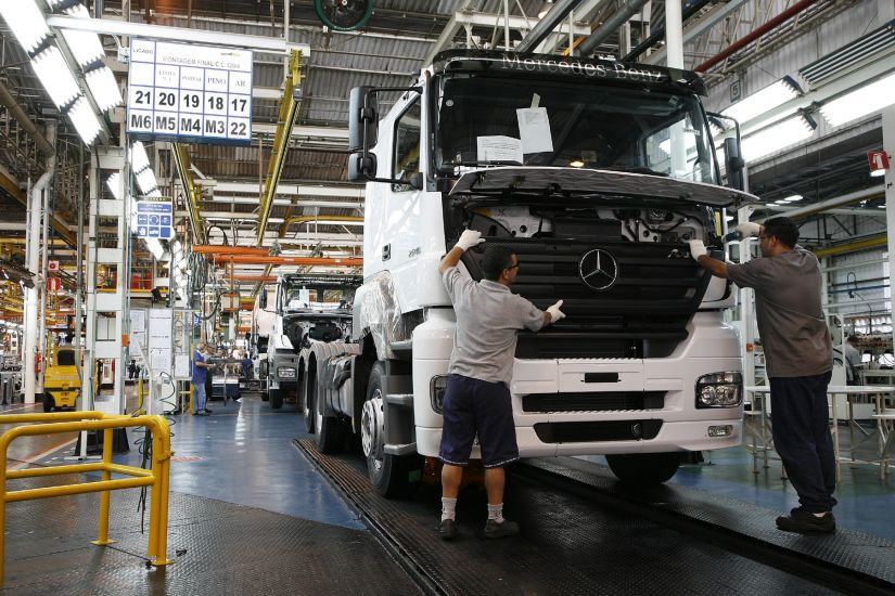 Mercedes-Benz está contratando em fábricas de caminhões no Brasil