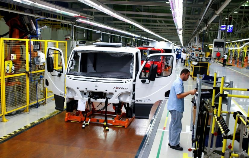 Funcionários da fábrica da Mercedes-Benz no ABC Paulista entram em greve