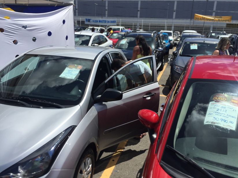 Venda de carros seminovos cai pela metade no acumulado do ano