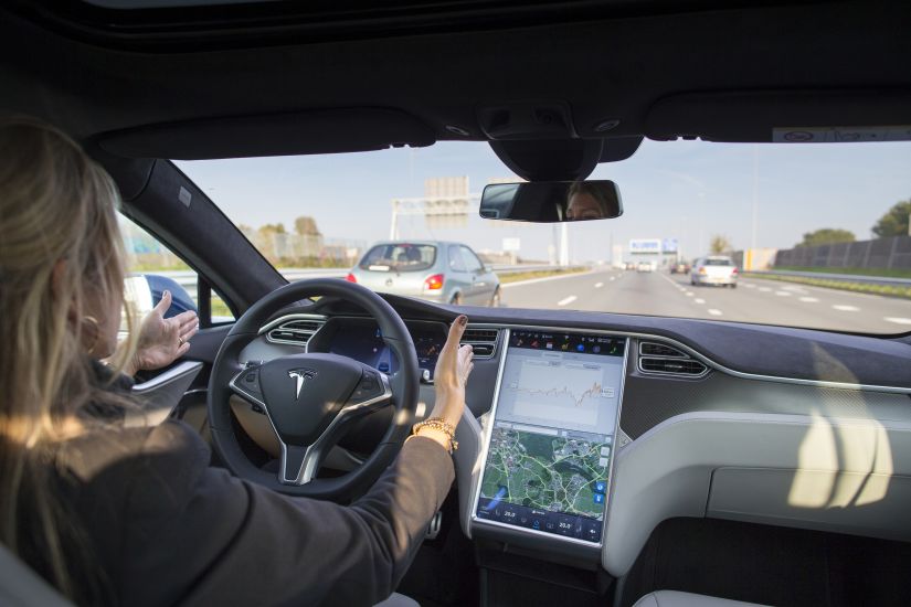 Tesla vai disponibilizar atualização do Autopilot para direção autônoma completa