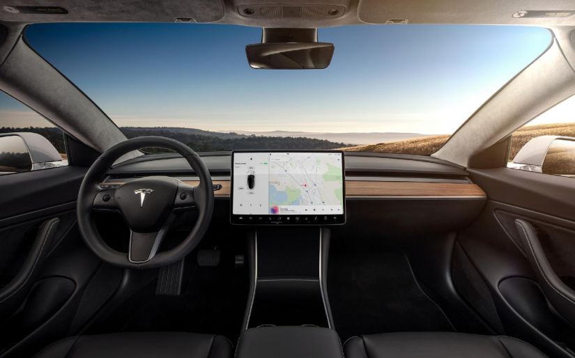 Tesla afirma que Model 3 é o carro mais seguro do mundo, mas agência contesta