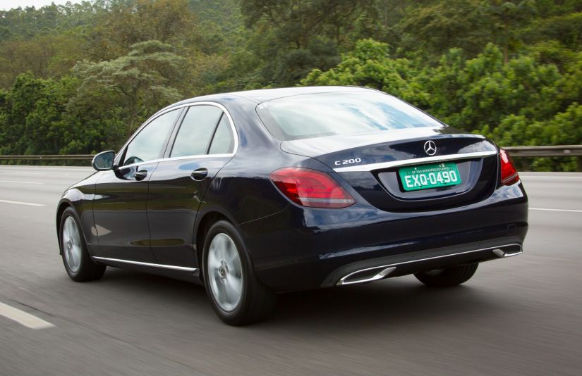 Mercedes-Benz Classe C apresenta redesign e versão híbrida