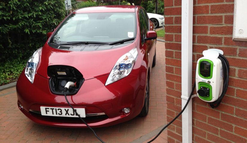 Pesquisa aponta que falha em carregador de veículos elétricos pode prejudicar rede elétrica