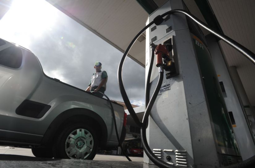 ANP afirma que preço da gasolina segue em queda no Brasil