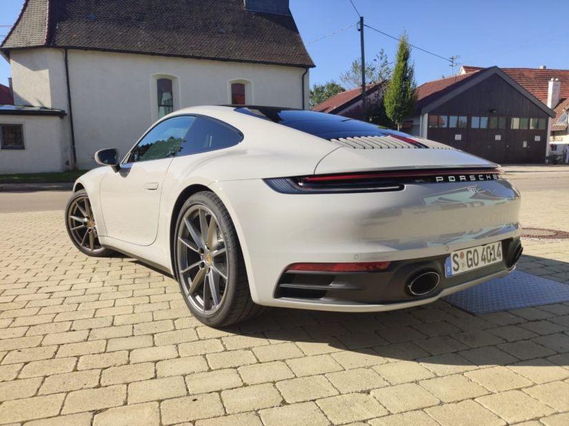Porsche lança novo 911 no Brasil 