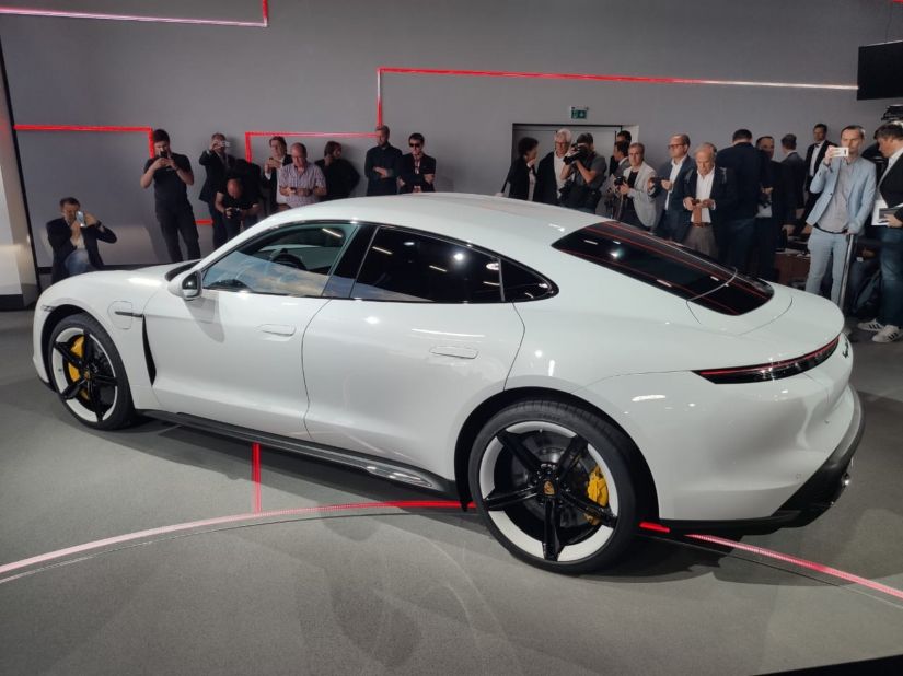 Porsche lança seu primeiro veículo elétrico