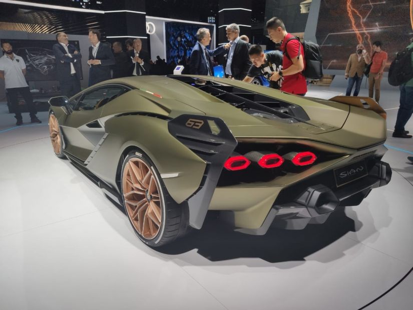 Lamborghini mostra o 1º carro híbrido da sua história
