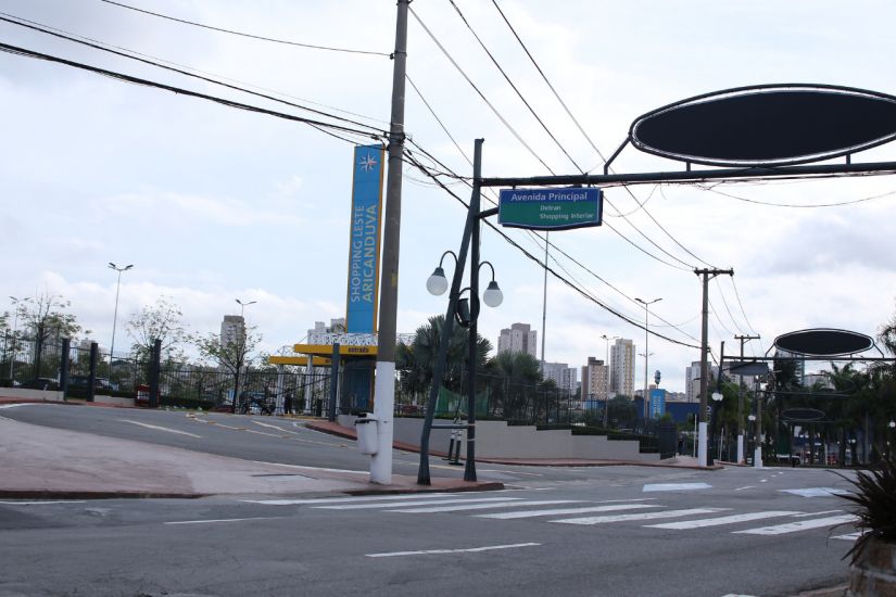 Circulação de carros cai pela metade no Brasil em função do coronavírus