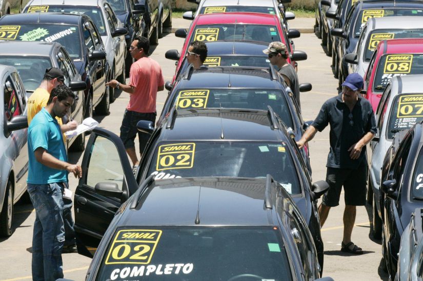 Financiamentos de veículos cai 56% em abril