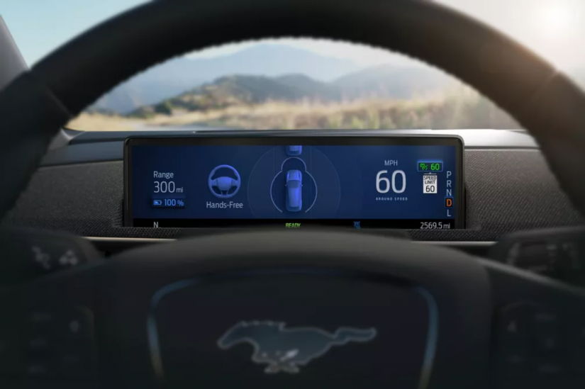 Ford terá sistema que permite andar no carro sem as mãos no volante
