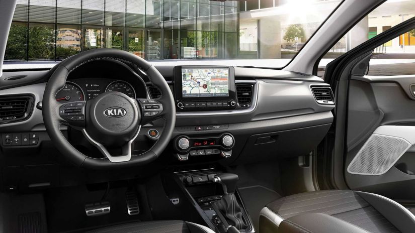 Kia Stonic recebe reestilização leve e uma versão híbrida