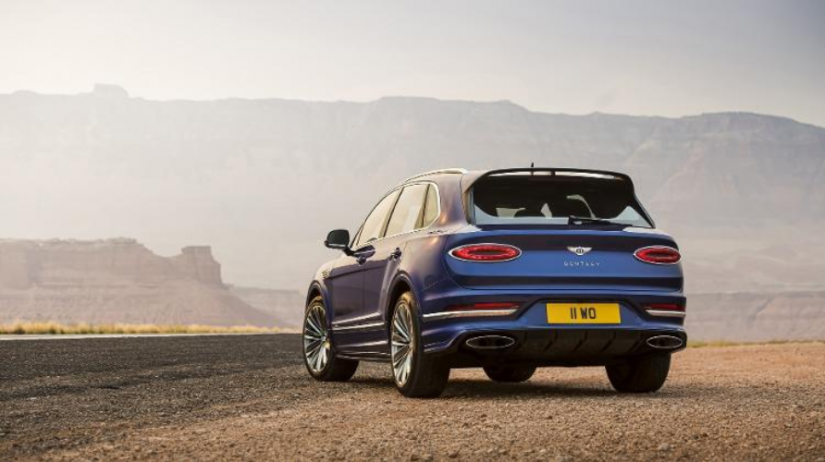 Bentley revela SUV mais rápido do mundo que passa dos 300 km/h