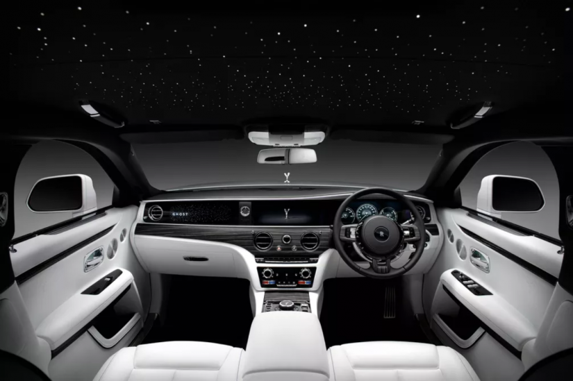 Rolls-Royce apresenta novo modelo Ghost com portas que abrem e fecham sozinhas