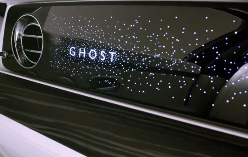 Rolls-Royce apresenta novo modelo Ghost com portas que abrem e fecham sozinhas