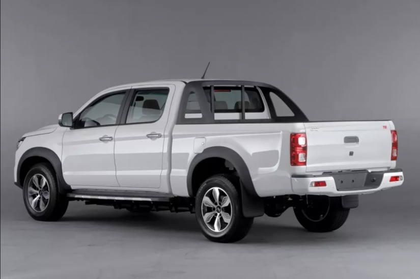 Jac iEV330P é lançada no Brasil por R$ 289.900